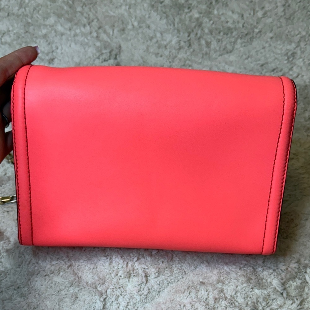 Kate Spade Surprise Coral Scarlett’s Carroll Park Shoulder Bag - Picture 4 of 15